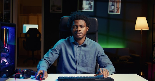 Jogador em uma sala iluminada por néon focado em videogame competitivo no PC