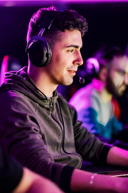 Jogador emocionado ganhando um jogo de vídeo enquanto está sentado na sala de jogos