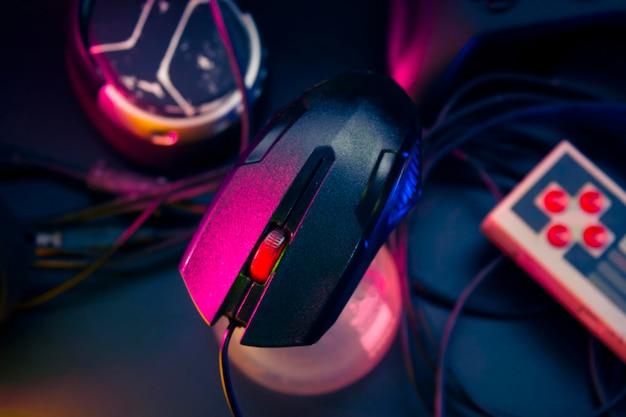 Jogador jogando o jogo online com controlador de joystick em neon glow dark cyberpunk room gaming e esports desafiam streamer de streaming de torneio com dispositivo analógico em casa