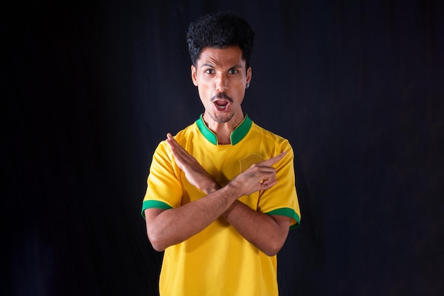 Jogador negro de futebol brasileiro comemorando