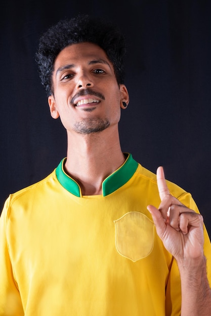 Jogador negro de futebol brasileiro comemorando