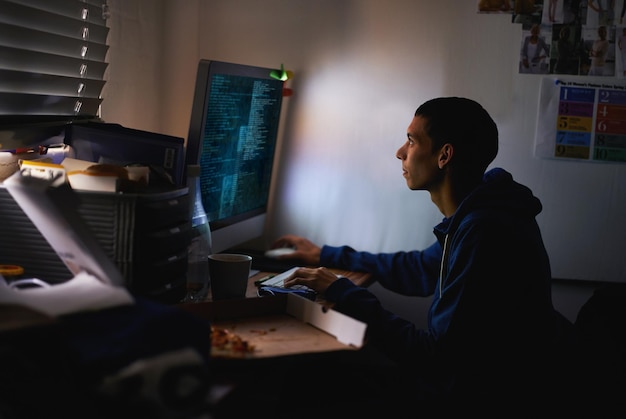 Jogador noturno e homem com computador de digitação e jogador de RPG com esports e programador com nerd e geek Pessoa em casa e cara com PC e competição on-line com sala escura e internet com rede