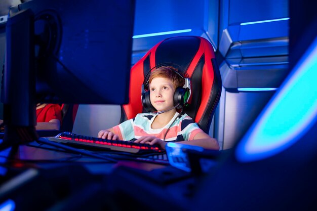 Jogador profissional com fone de ouvido jogando ou transmitindo videogames online no computador