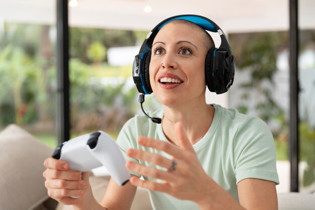 Jogador se divertindo enquanto joga videogames