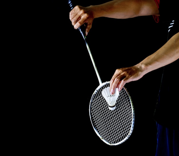 Jogador segurando o badminton