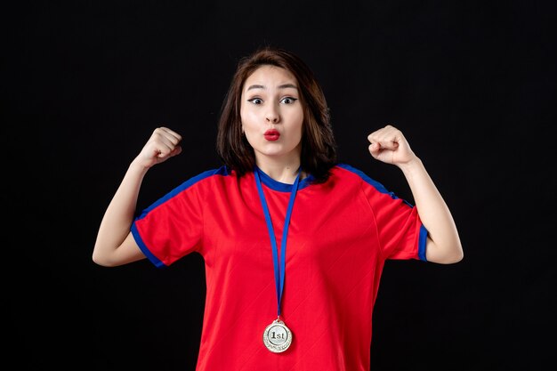 Jogadora com medalha de ouro no preto