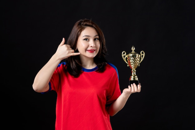 Jogadora com taça dourada no preto