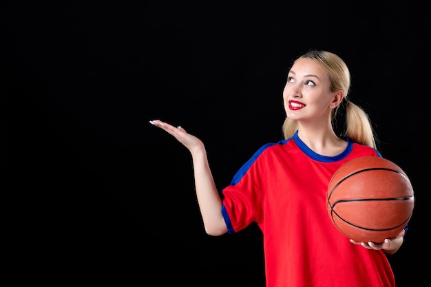 jogadora de basquete com bola no fundo preto isolado atleta joga jogo de ação