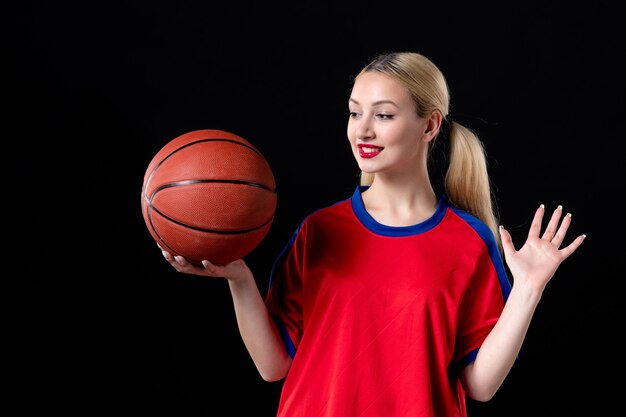 jogadora de basquete com roupas esportivas com bola no fundo preto atleta do jogo de exercícios