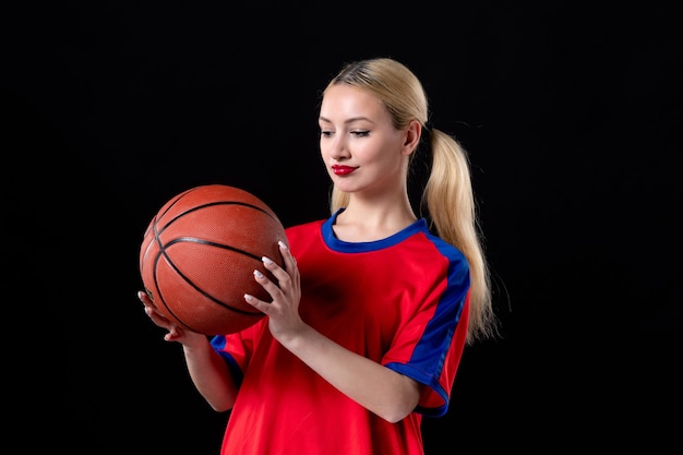 jogadora de basquete com roupas esportivas e bola no jogo de exercícios de atleta com fundo preto