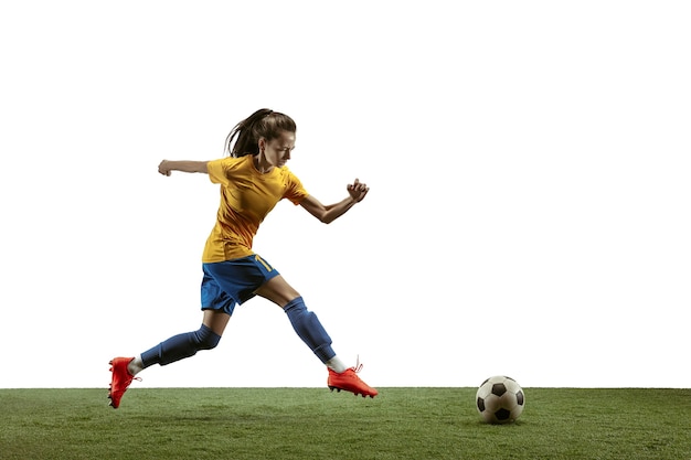 Jogadora de futebol chutando bola no estádio