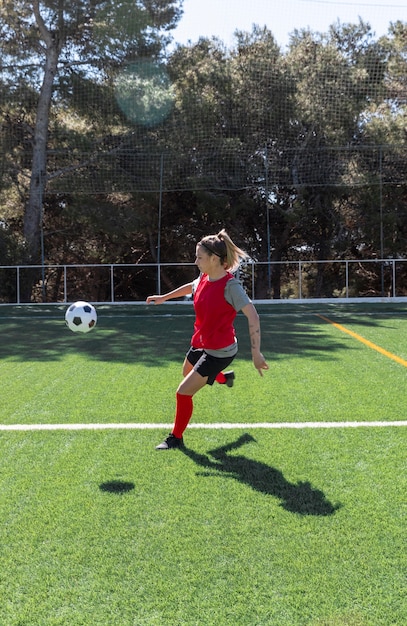 Foto jogadora de futebol feminino