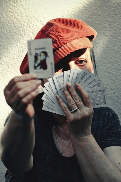 Foto jogadora de póquer mulher segurando um baralho de cartas