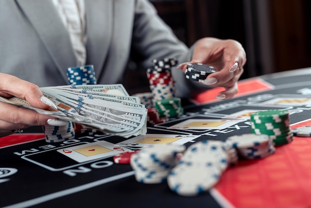 jogadora joga pôquer e leva fichas para aumentar a aposta
