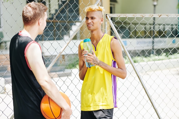 Jogadores de basquete conversando ao ar livre