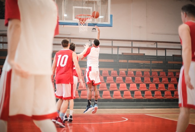 Jogadores de basquete em ação