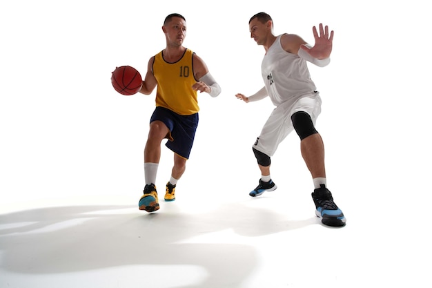 Jogadores de basquete na grande arena profissional durante o jogo