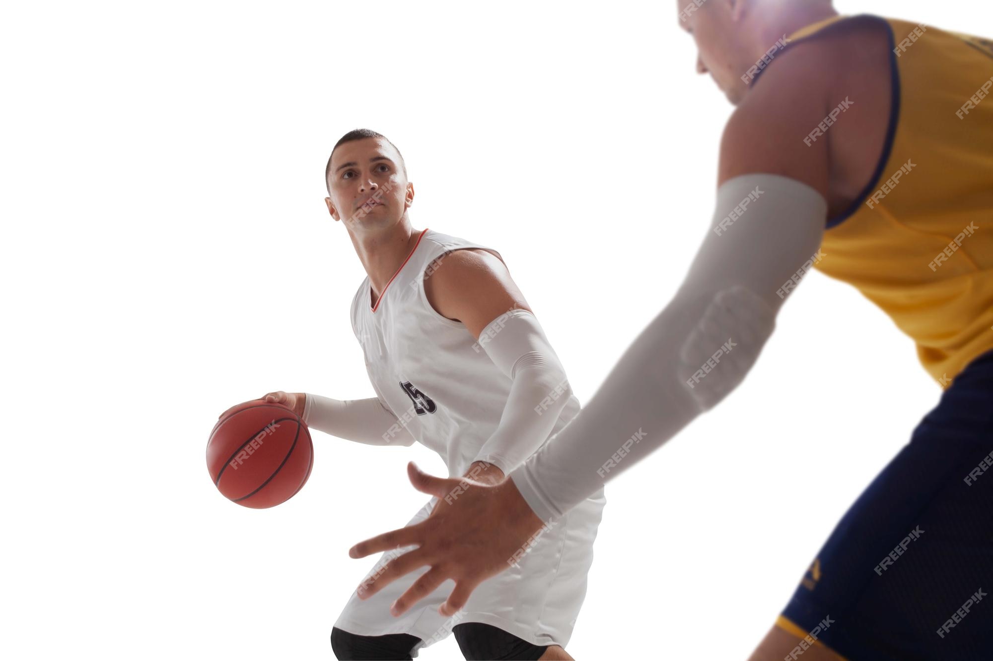 Jogadores de basquete na grande arena profissional durante o jogo