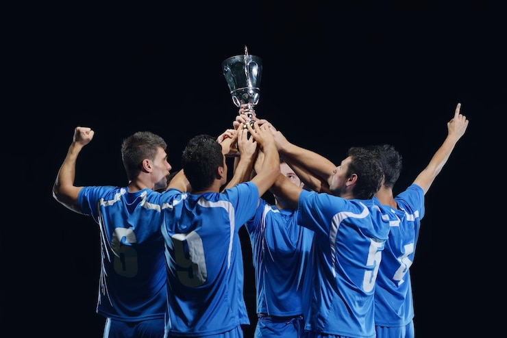Foto jogadores de futebol celebrando a vitória