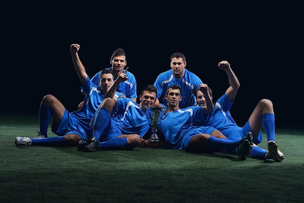 jogadores de futebol celebrando a vitória