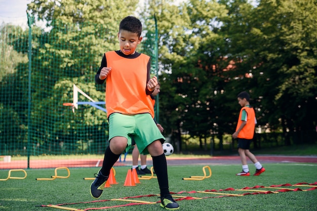 Jogadores de futebol infantil durante o treinamento da equipe antes de uma partida importante. exercícios para os jovens