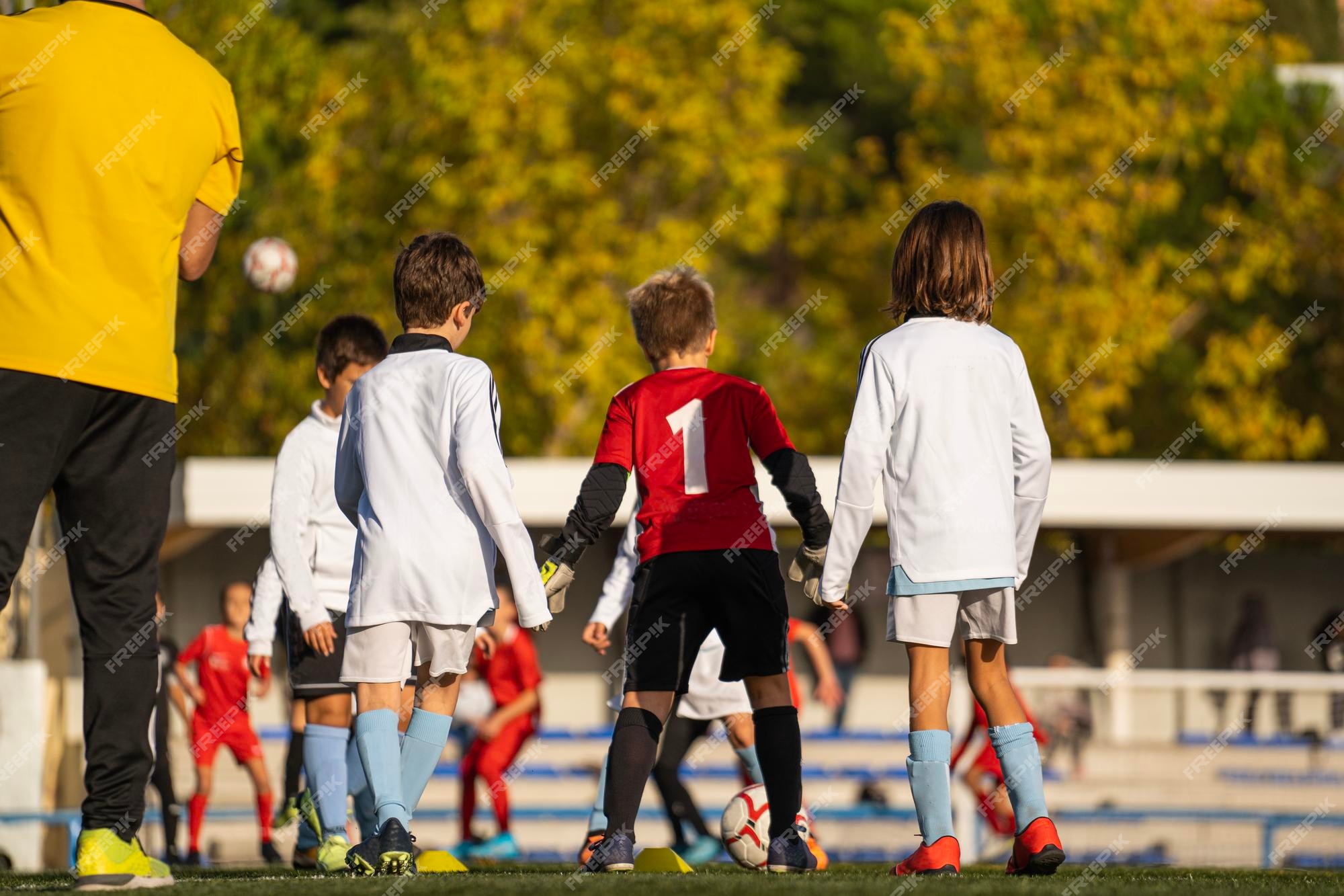 Equipe De Futebol Infantil Se Abraça No Campo De Futebol Antes Do