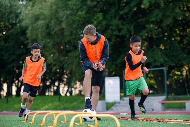 jogadores de futebol se exercitando na pista