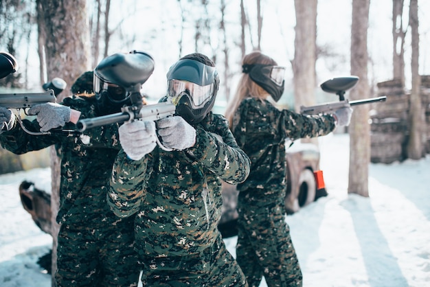 Jogadores de paintball com uniforme e poses de máscara