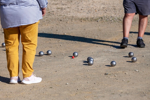 Jogadores de petanque contando os pontos