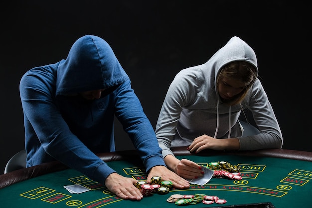 Jogadores de poker sentados na mesa de poker e indo allin