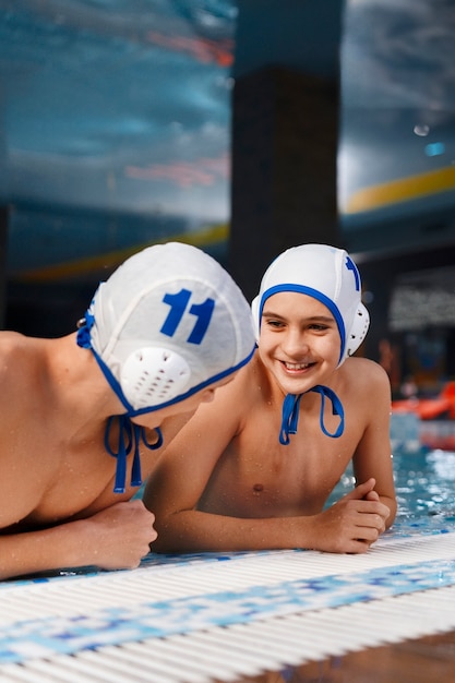 Foto jogadores de pólo aquático de tiro médio