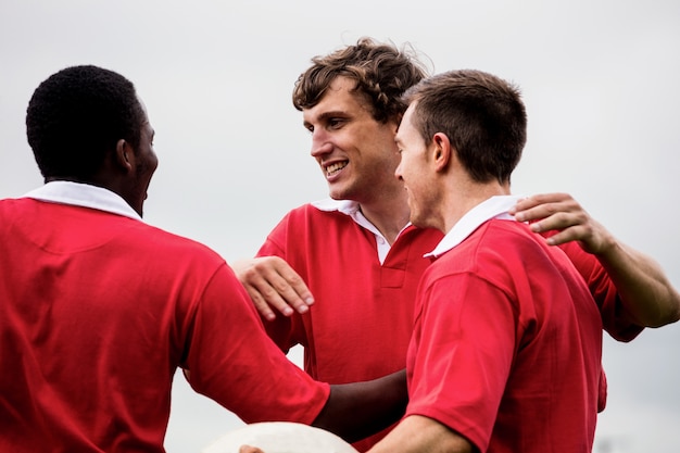 Jogadores de rúgbi comemorando uma vitória