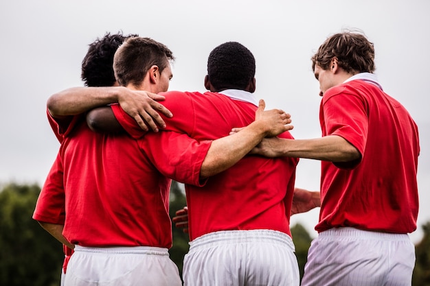 Jogadores de rugby comemorando uma vitória