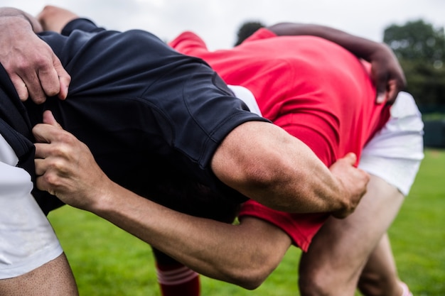 Jogadores de rugby fazendo um scrum