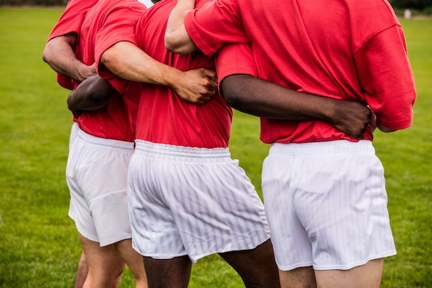 Jogadores de rugby parados juntos antes da partida