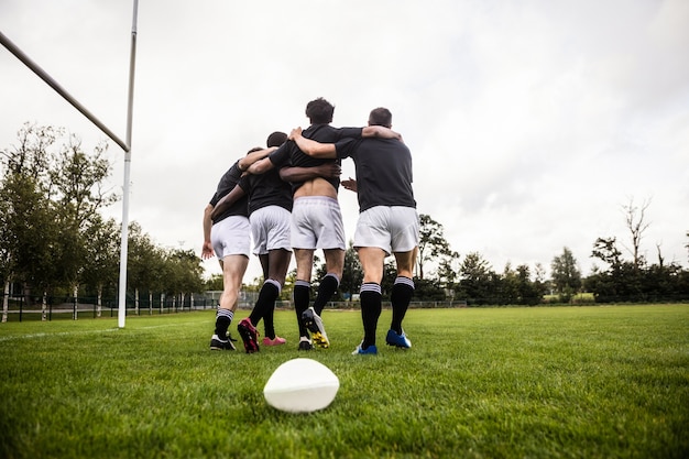 Jogadores de rugby que treinam no campo