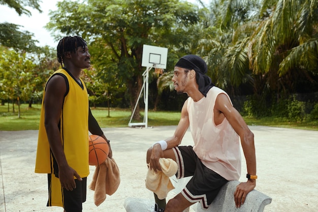 Jogadores de streetball a falar.