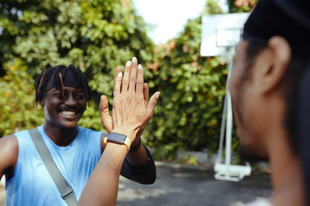 Jogadores de streetball dando um "high five"