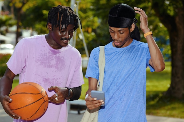 Jogadores de streetball verificando notificações
