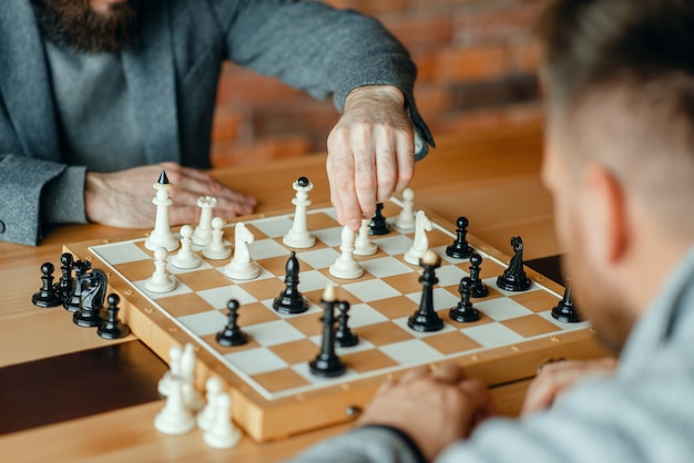 Jogadores de xadrez masculinos jogando, processo de pensamento