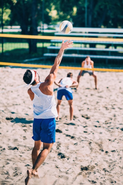 Jogadores masculinos de vôlei de praia em ação