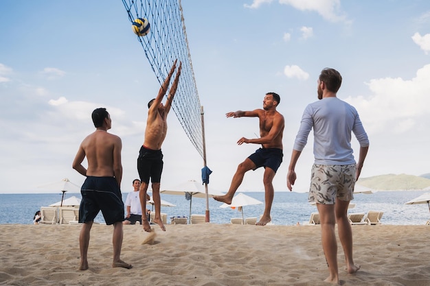 Jogadores multinacionais jogam voleibol de praia ao lado do mar na Ásia no verão Nha Trang Vietnã 4 de agosto de 2024
