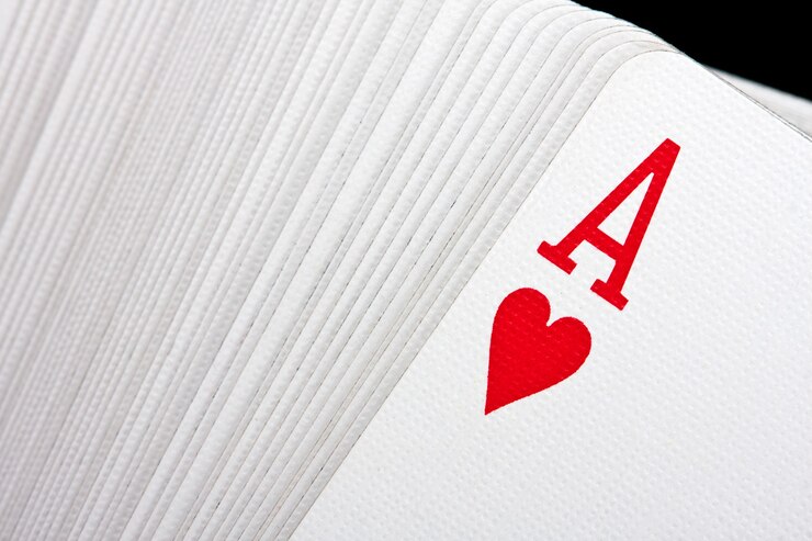 Foto jogando cartas com o ás de copas no topo