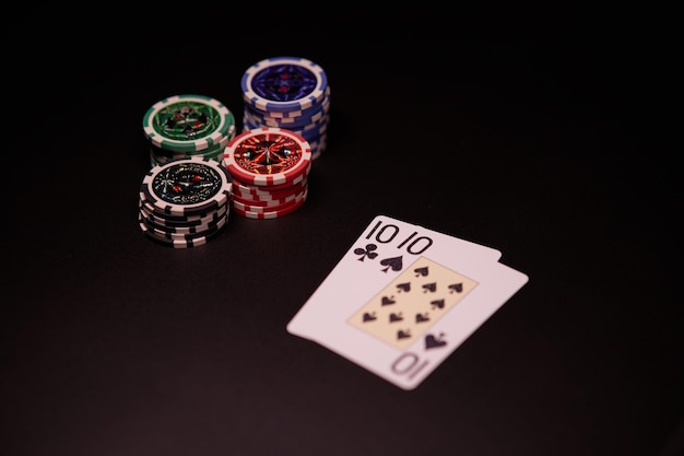 Foto jogando cartas de perto na mesa de pôquer combinação de cartas um par de dez