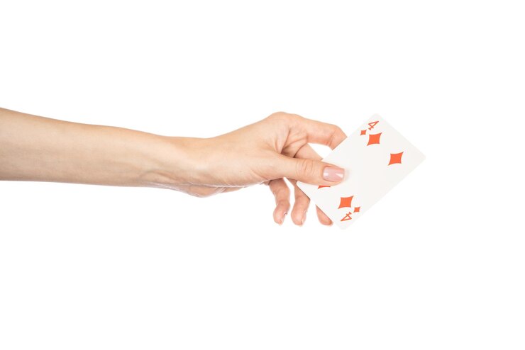 Foto jogando cartas na mão isolado no fundo branco