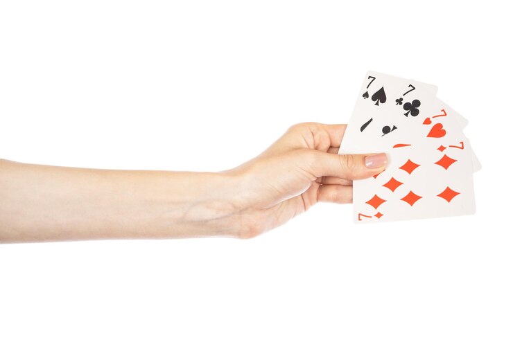 Jogando cartas na mão isolado no fundo branco