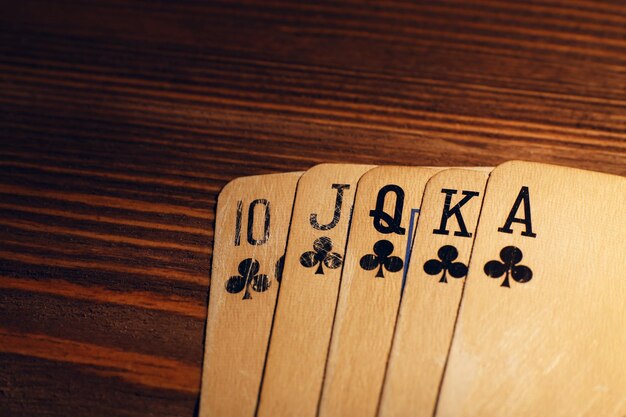 Jogando cartas na mesa de madeira closeup