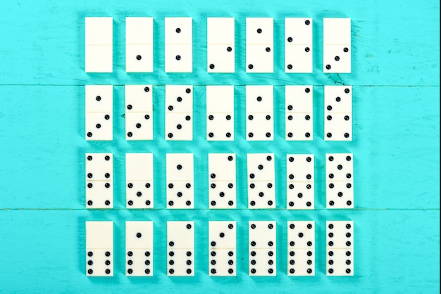 Jogando dominó em uma mesa de madeira azul