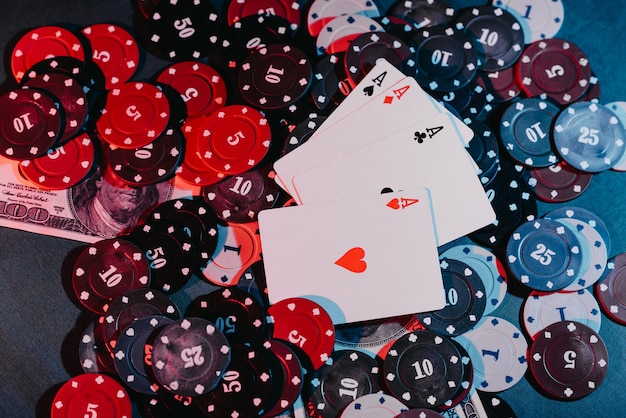 Jogando fichas de pôquer, cartas e close-up de dinheiro. A vista do topo