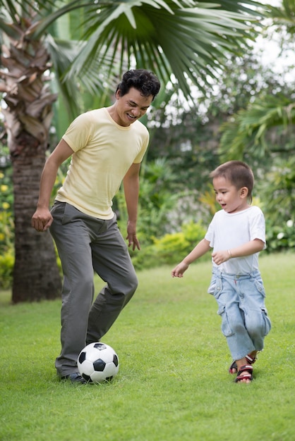 Foto jogando futebol